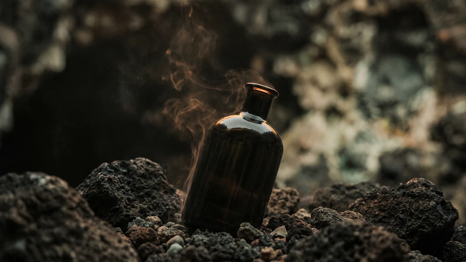 Botella de mezcal asentándose sobre piedra volcánica.